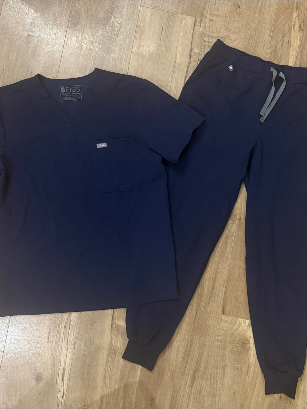 Men’s Figs Navy Blue Scrub Set top & joggers- Medium